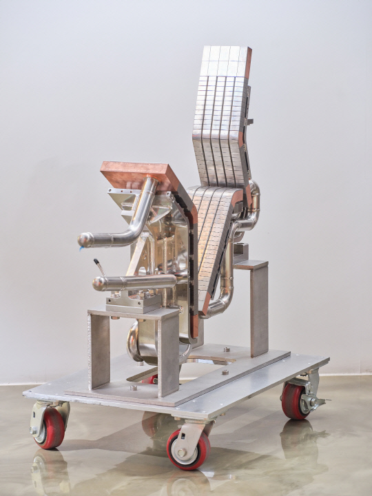 텅스텐 소재의 모노 블록으로 만들어진 카세트로, KSTAR 내부의 진공용기 하단부를 360도로 두른다.  핵융합연 제공